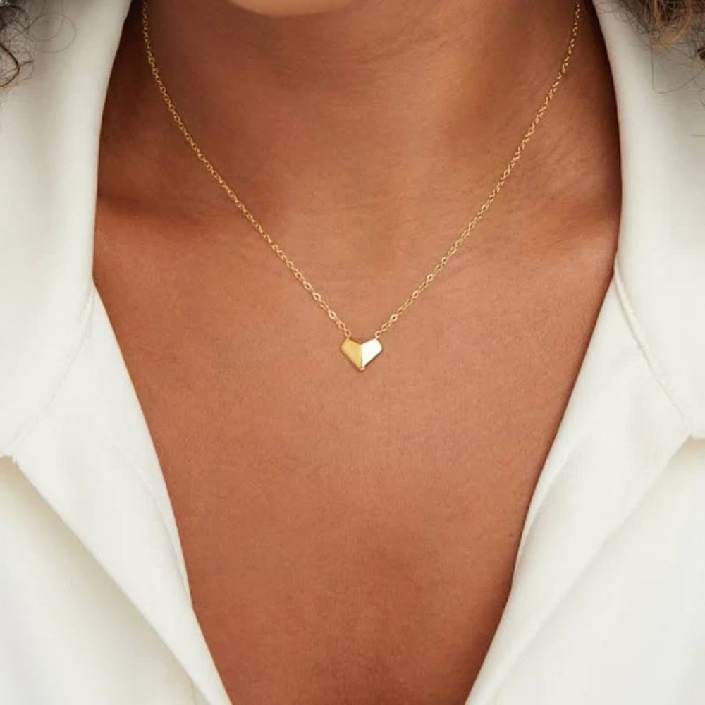 Venus Gold Heart Necklace - Picture 3 of 9